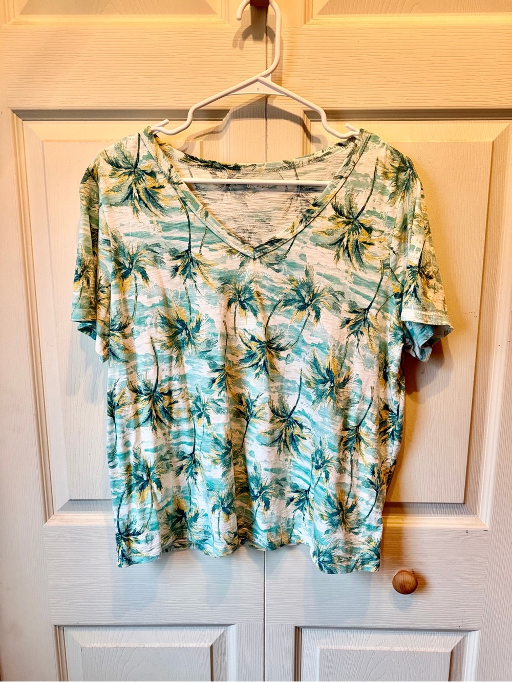 Old Navy Women’s Palm Tree V-Neck Tee